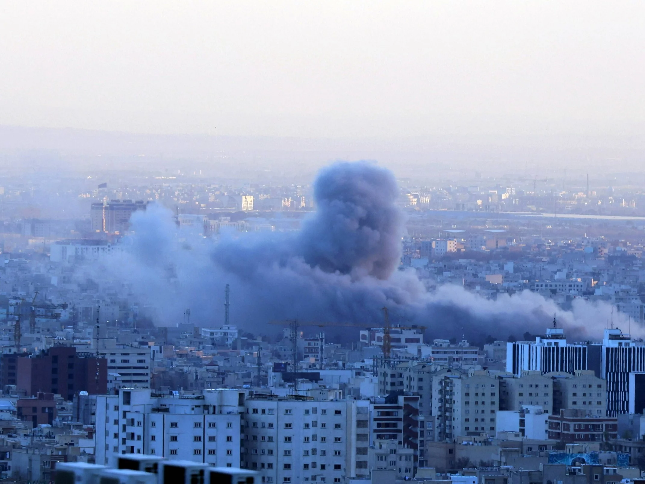 Dym nad Teheranem po ataku sił USA i Izraela