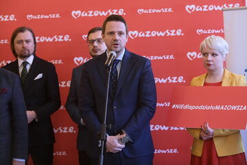 Mariusz Frankowski (z lewej) podczas konferencji prezydenta Warszawy Rafała Trzaskowskiego