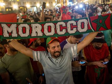 Marokańscy kibice świętują zwycięstwo nad Hiszpanią na mundialu