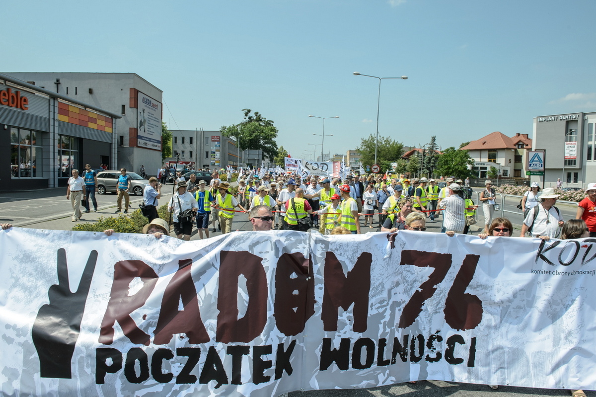 Marsz KOD pod hasłem "Radom: początek wolności" w 40. rocznicę Wydarzeń Radomskich 1976 roku