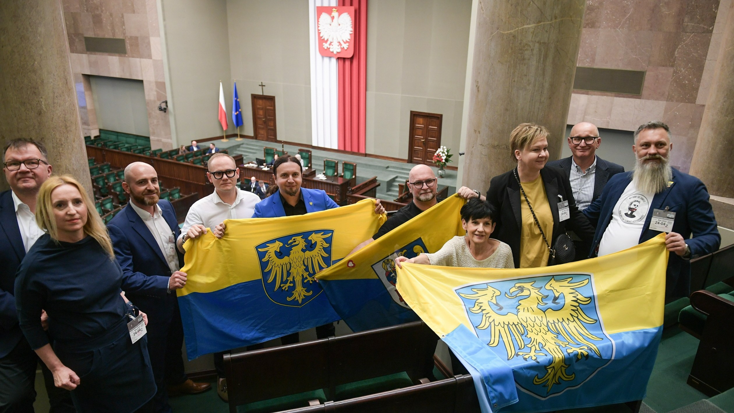 Europoseł Łukasz Kohut (C), senator Maciej Kopiec (4L) i przedstawiciele Górnego Śląska na galerii sejmowej w Warszawie