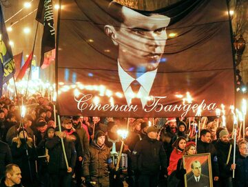 Marsz na ulicach Kijowa. Na transparencie Stepan Bandera