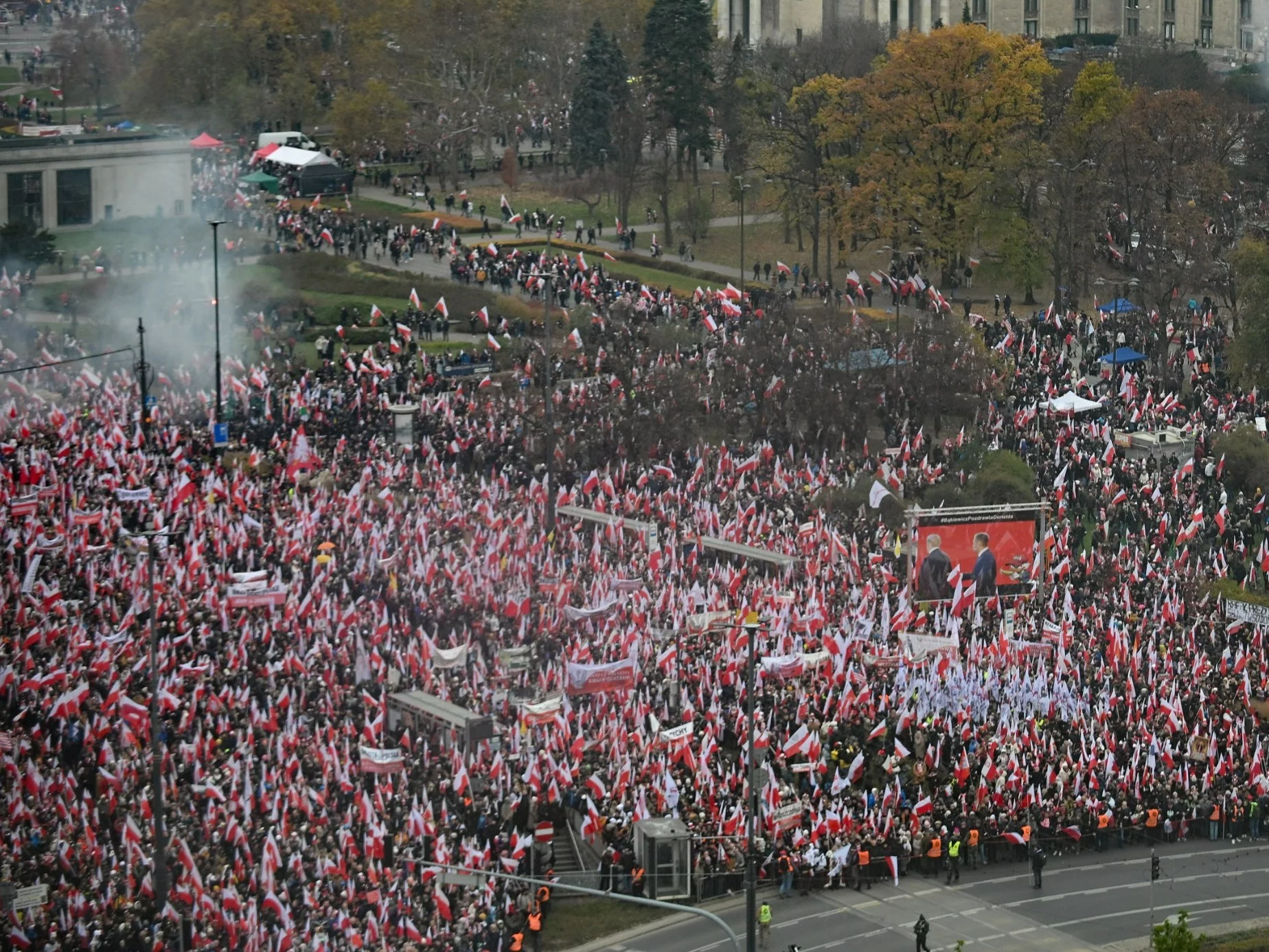 Uczestnicy Marszu Niepodległości zbierają się na Rondzie Dmowskiego w Warszawie