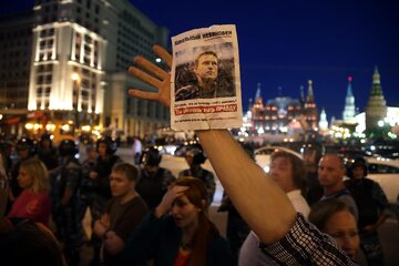 Marsz opozycji w Moskwie. Zdjęcie Aleksieja Nawalnego, trzymane przez jednego z manifestantów.