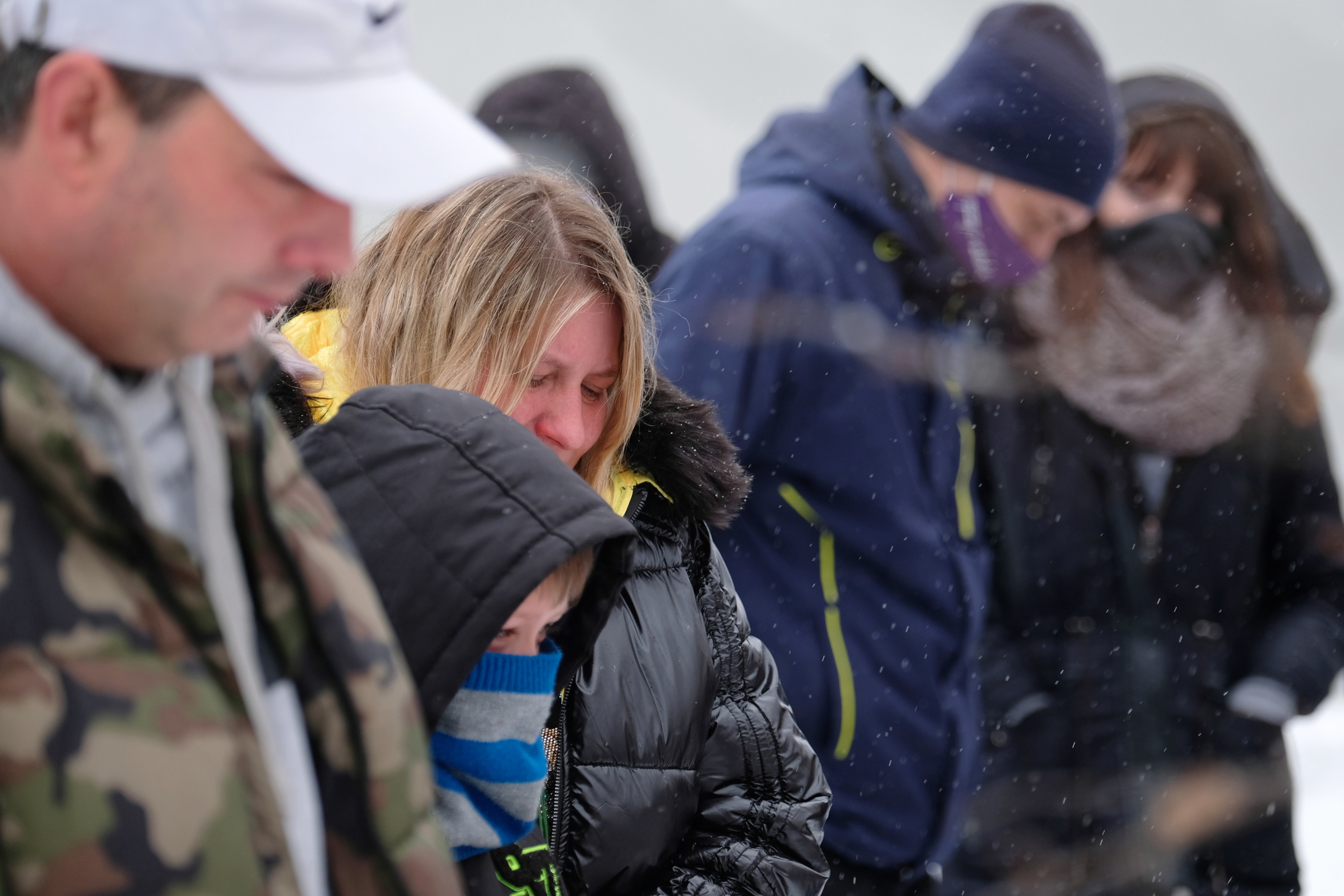 Rodzice tragicznie zmarłej Patrycji Pałoń Marzena i Grzegorz na terenie nieużytków w Piekarach Śląskich, 14 bm. w miejscu, gdzie wczoraj znaleziono ciało ich 13-letniej córki.