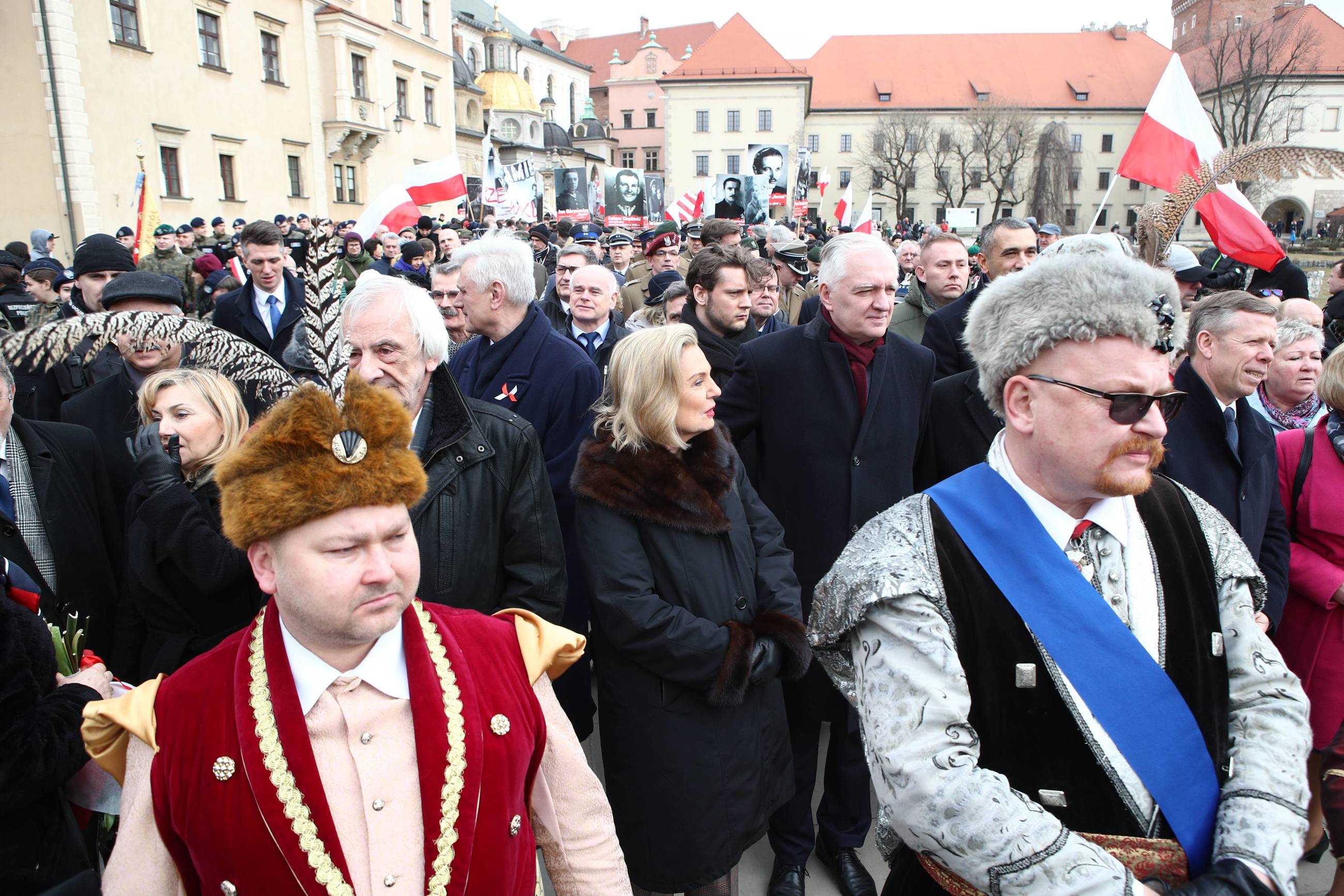 Wicepremier Jarosław Gowin i pełnomocnik rządu ds. dialogu międzynarodowego, senator Anna Maria Anders oraz wicemarszałek Sejmu Ryszard Terlecki na Marszu ku czci Żołnierzy Wyklętych, w Krakowie.