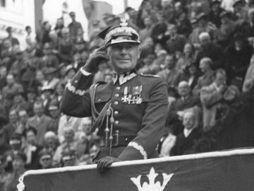 Marszałek Edward Rydz-Śmigły przyjmuje defiladę w Bydgoszczy, we wrześniu 1937 r.