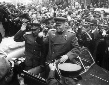 Marszałek Iwan Koniew witany przez mieszkańców Pragi, 9 maja 1945 r.