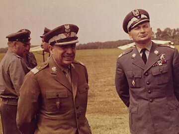 Marszałek Marian Spychalski w towarzystwie gen. pilota Romana Paszkowskiego na lotnisku wojskowym, 1967