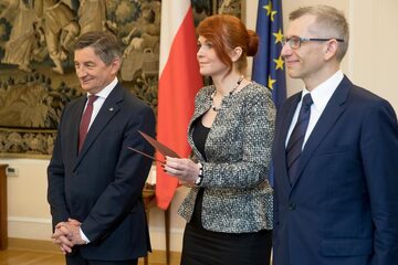 Marszałek Sejmu Marek Kuchciński wręcza nominacje nowym członkom kolegium NIK