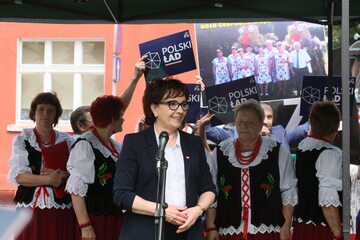 Marszałek Sejmu RP Elżbieta Witek podczas pikniku rodzinnego w Otyniu
