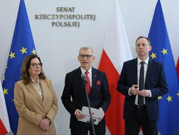 Marszałek Senatu Małgorzata Kidawa-Błońska (L), przewodniczący KP KO Zbigniew Konwiński (P) oraz senator Krzysztof Kwiatkowski (C) podczas konferencji prasowej w Senacie w Warszawie