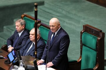 Marszałek Senior Marek Sawicki (PSL) podczas inauguracyjnego posiedzenia Sejmu X kadencji