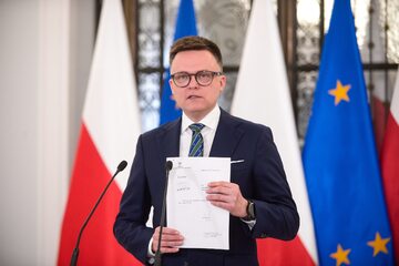 Marszałek Szymon Hołownia na konferencji prasowej przed posiedzeniem Sejmu w Warszawie