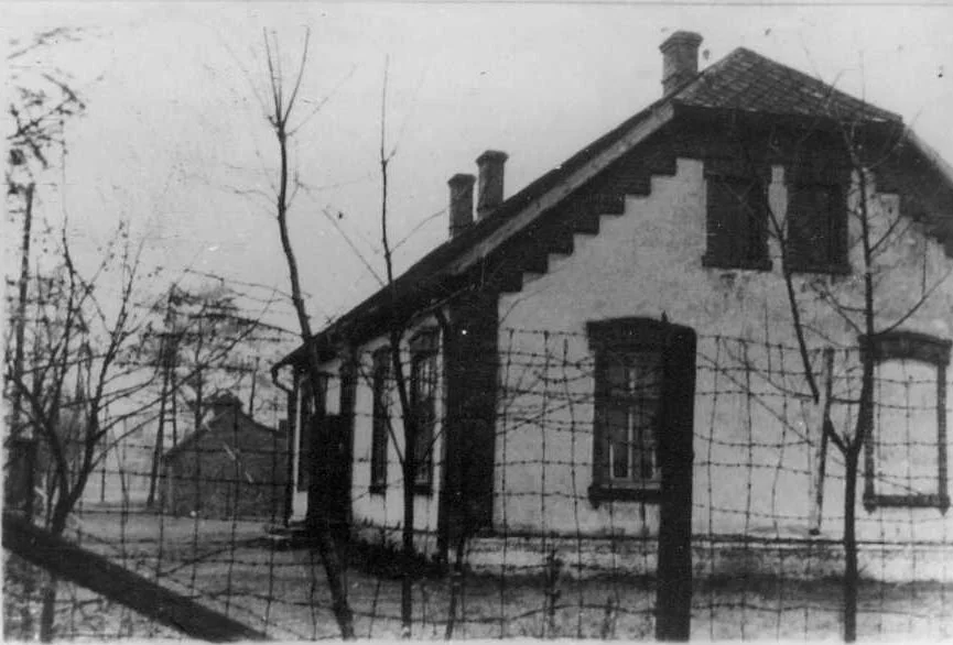 Budynek w podobozie Budy obozu Auschwitz, zamieszkiwany przez więźniarki funkcyjne i francuskie Żydówki, gdzie Niemki dokonały masakry więźniarek