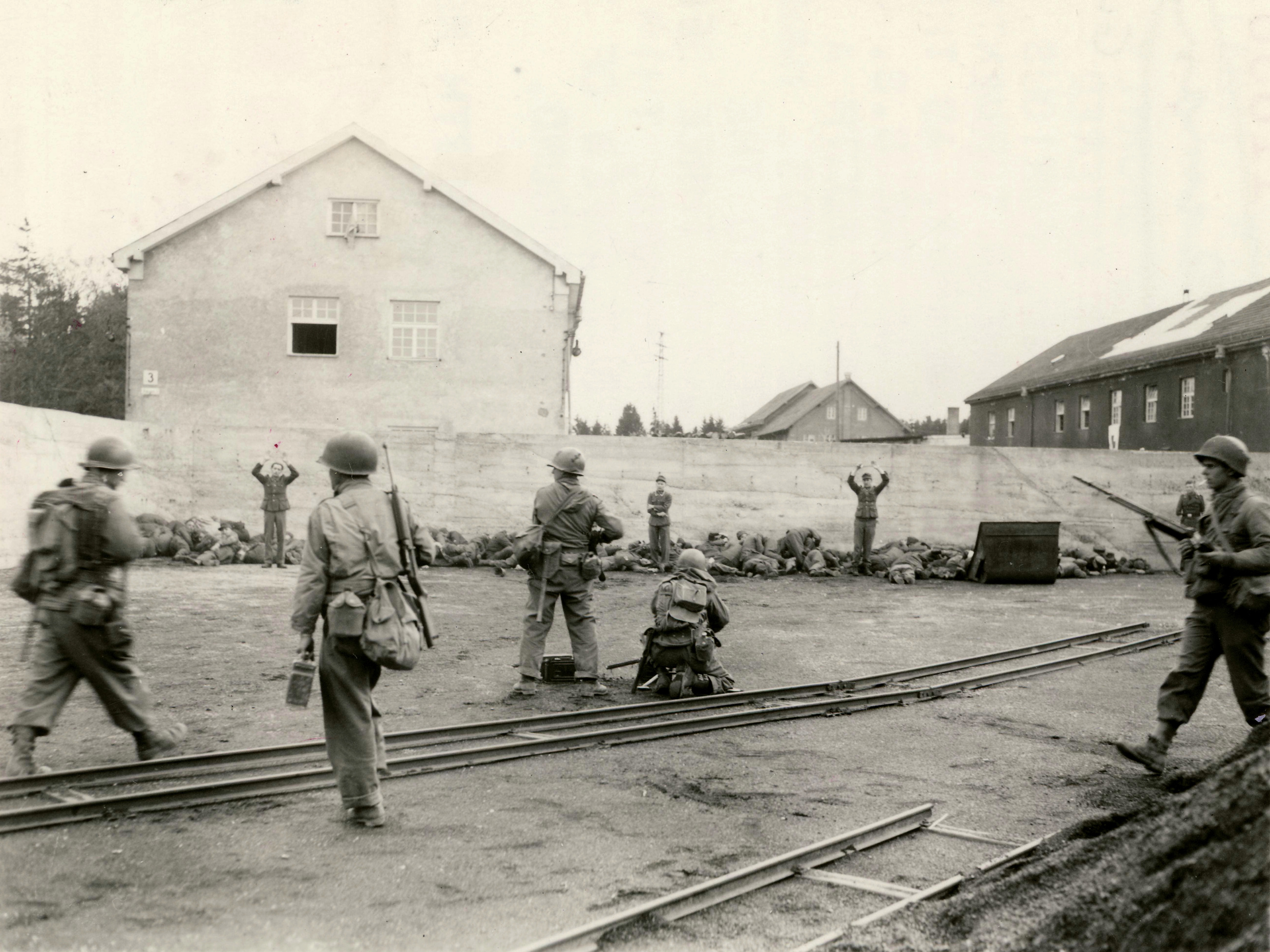 Żołnierze US Army dokonują egzekucji niemieckich jeńców w Dachau