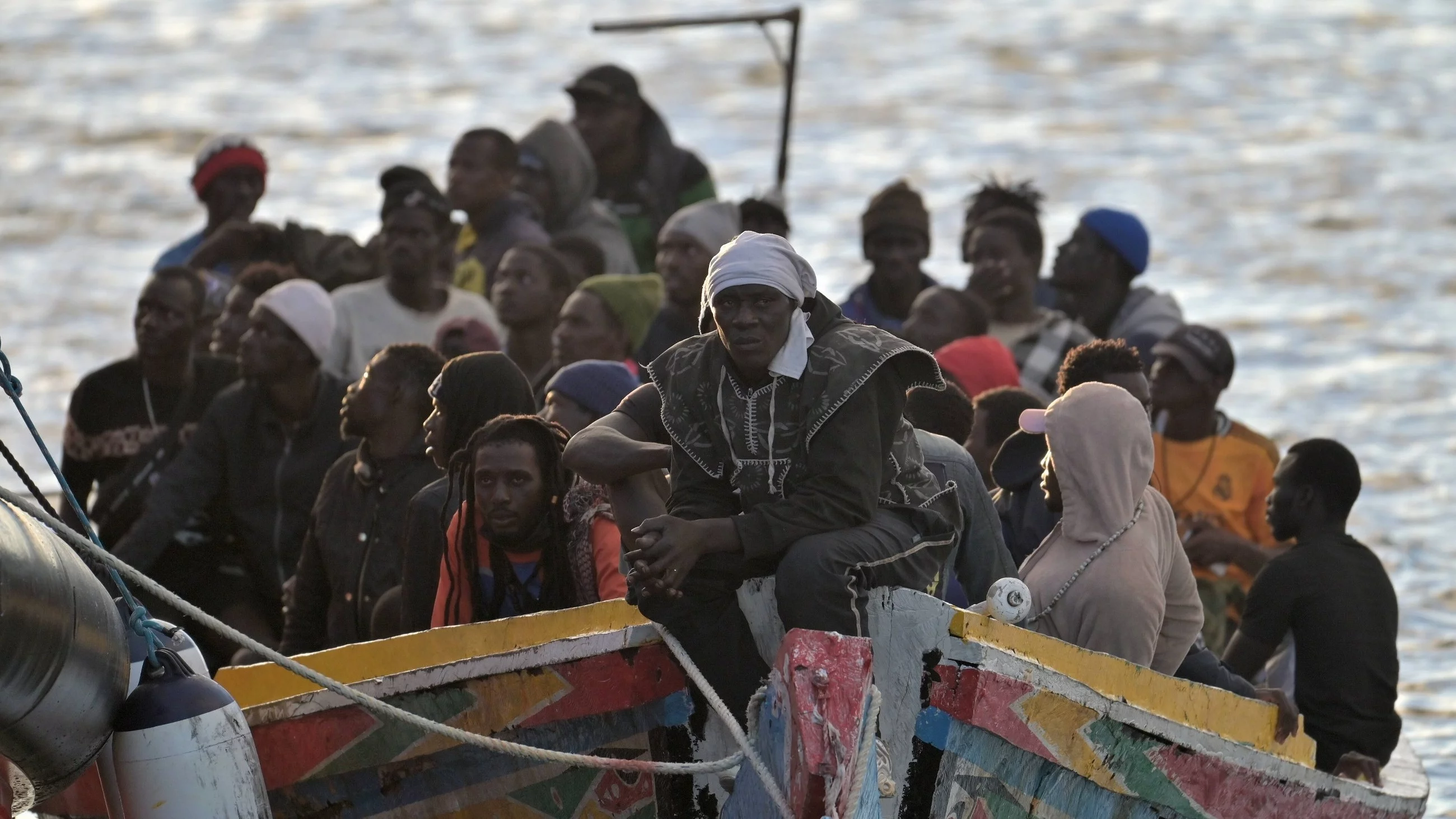 Łódź przewożąca migrantów w towarzystwie hiszpańskiego statku ratownictwa morskiego przybywa do na Wyspach Kanaryjskich