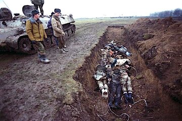 Masowy grób w Czeczeni (luty 2000). Druga wojna czeczeńska