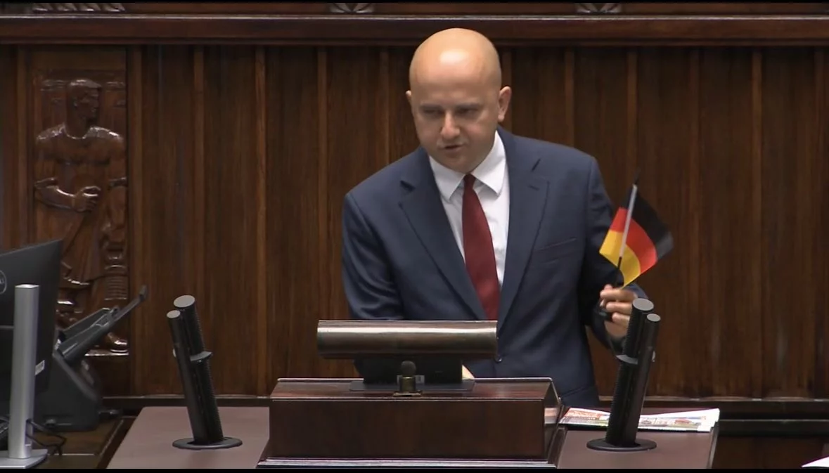 An different  incidental  in the Sejm. Matecki brought a German flag