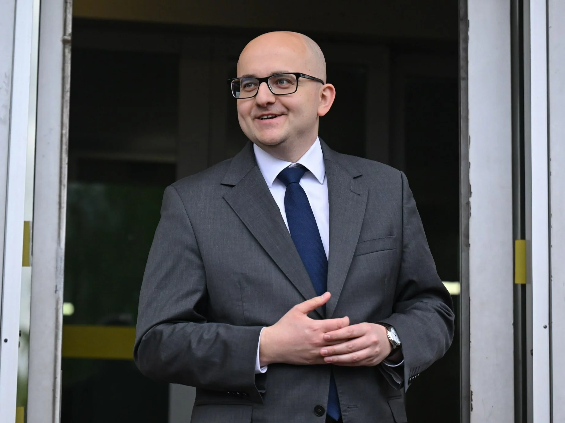Poseł PiS Dariusz Matecki opuszcza Areszt Śledczy w Radomiu