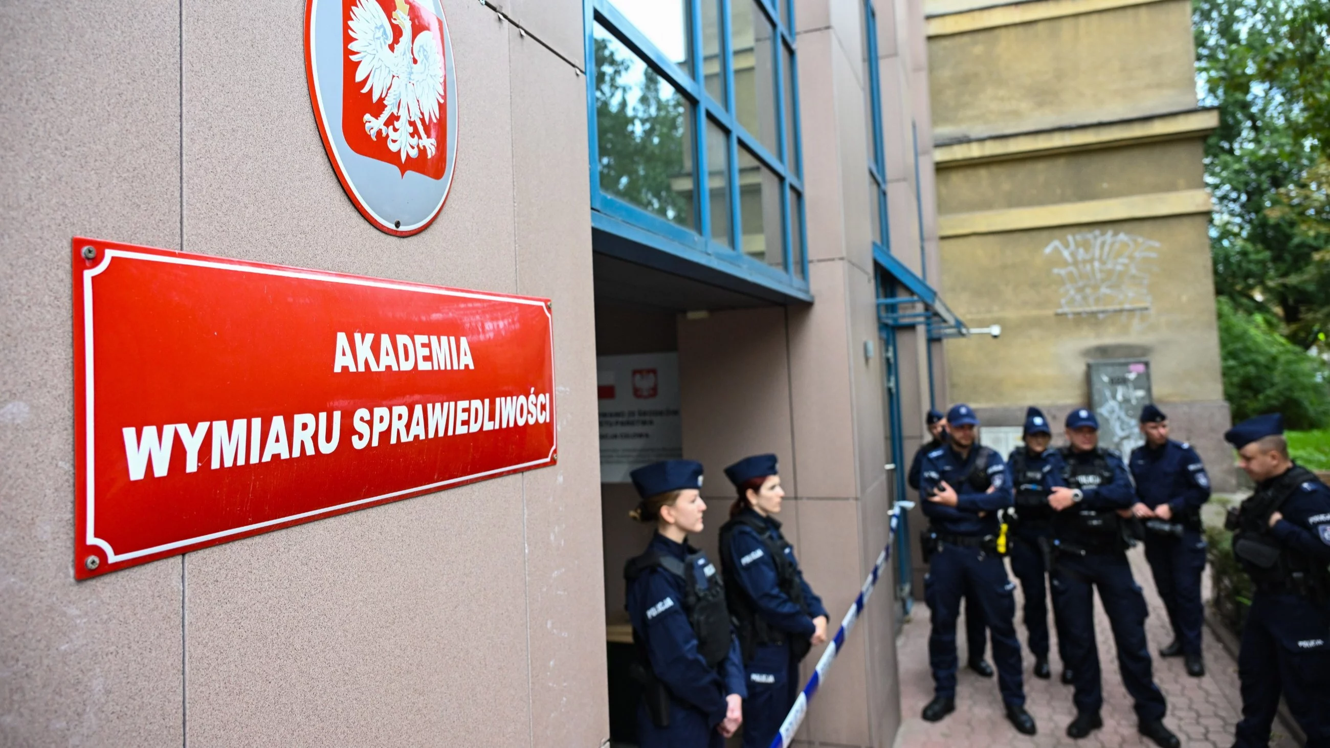 Policja przed siedzibą AWS