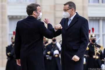Mateusz Morawiecki i Emmanuel Macron przed Pałacem Elizejskim w Paryżu