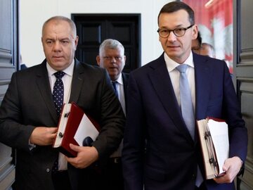 Mateusz Morawiecki i Jacek Sasin na posiedzeniu rządu
