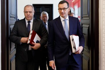 Mateusz Morawiecki i Jacek Sasin na posiedzeniu rządu