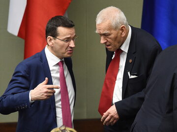 Mateusz Morawiecki i jego ojciec Kornel Morawiecki rozmawiają w Sejmie