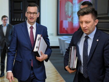 Mateusz Morawiecki i Michał Dworczyk na posiedzeniu rządu