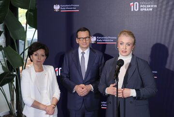 Mateusz Morawiecki, Marlena Maląg (L), Katarzyna Sójka (P)