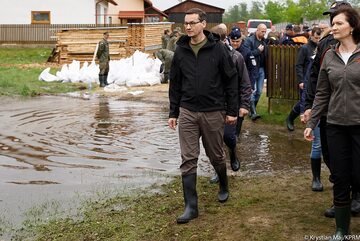 Mateusz Morawiecki na zalanych terenach Podkarpacia