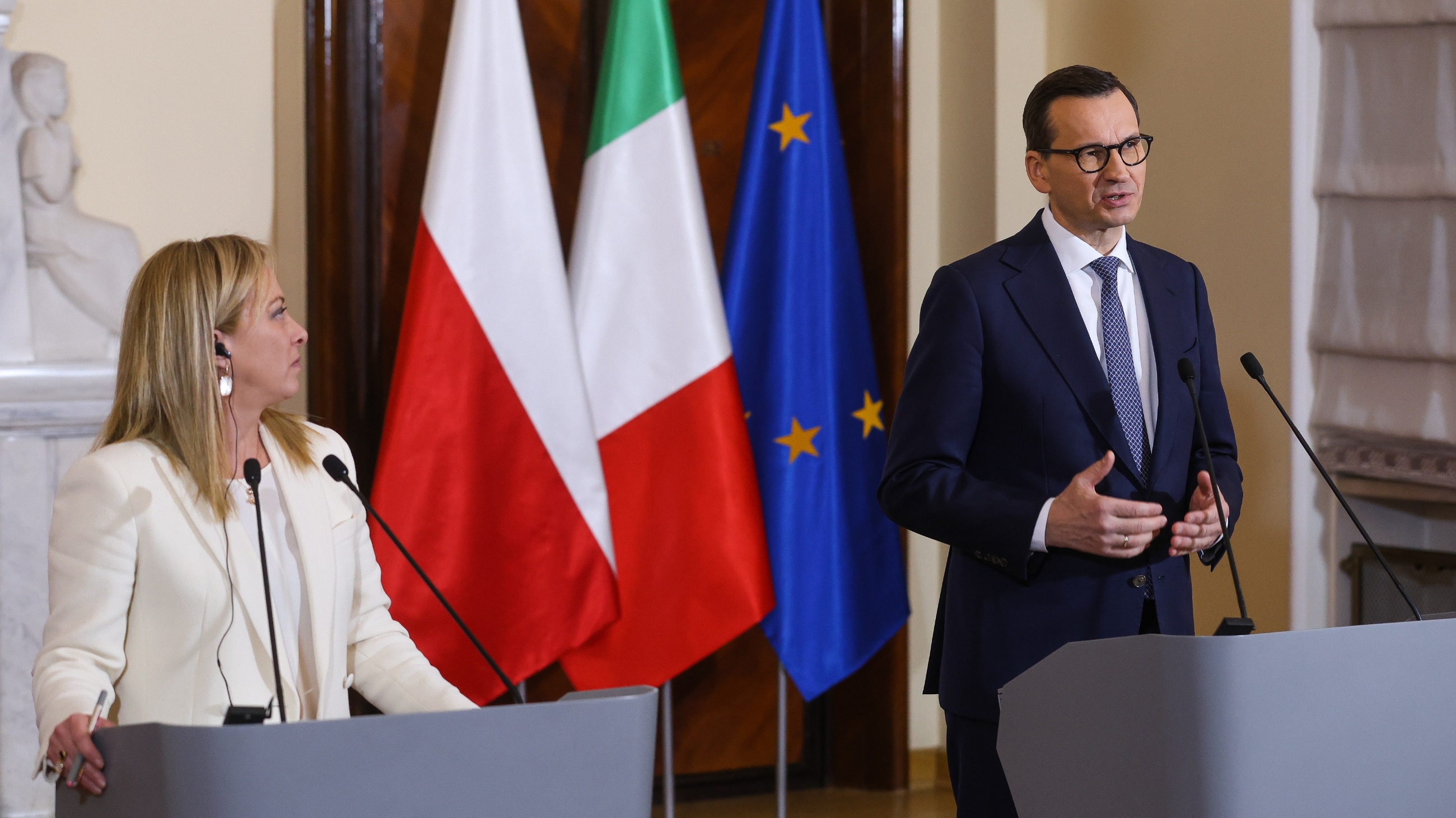 Mateusz Morawiecki (P) i premier Włoch Giorgia Meloni (L)