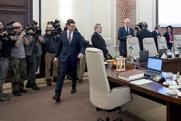 Mateusz Morawiecki, Piotr Gliński i Jarosław Gowin na posiedzeniu rządu