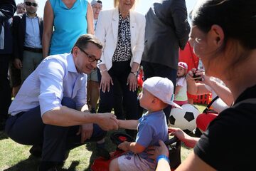 Mateusz Morawiecki podczas pikniku zorganizowanego z okazji inauguracji programu „500+ na każde dziecko”