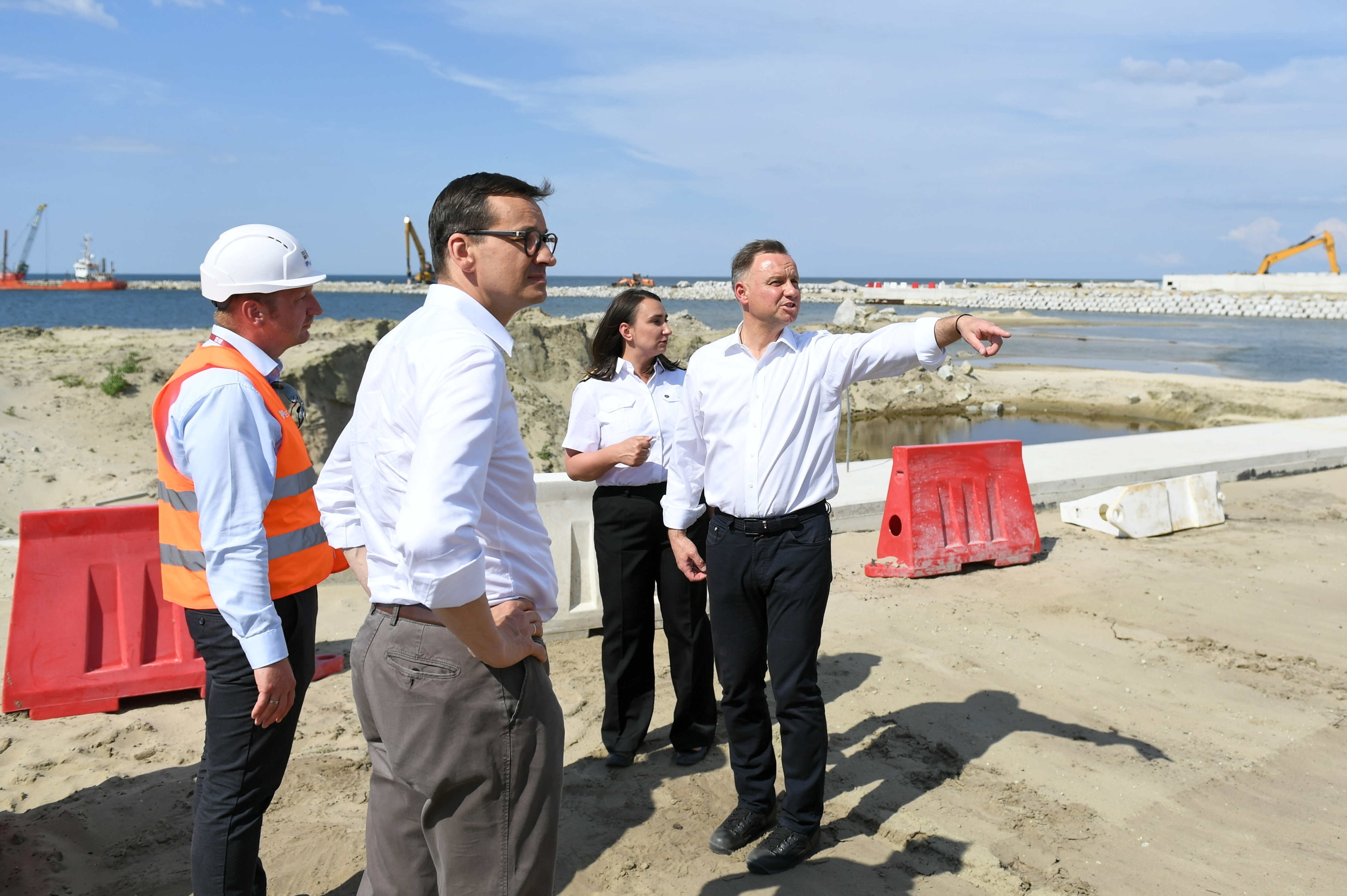 Prezydent Andrzej Duda oraz premier Mateusz Morawiecki podczas wizyty na terenie przekopu Mierzei Wiślanej