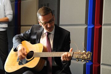 Mateusz Morawiecki z gitarą