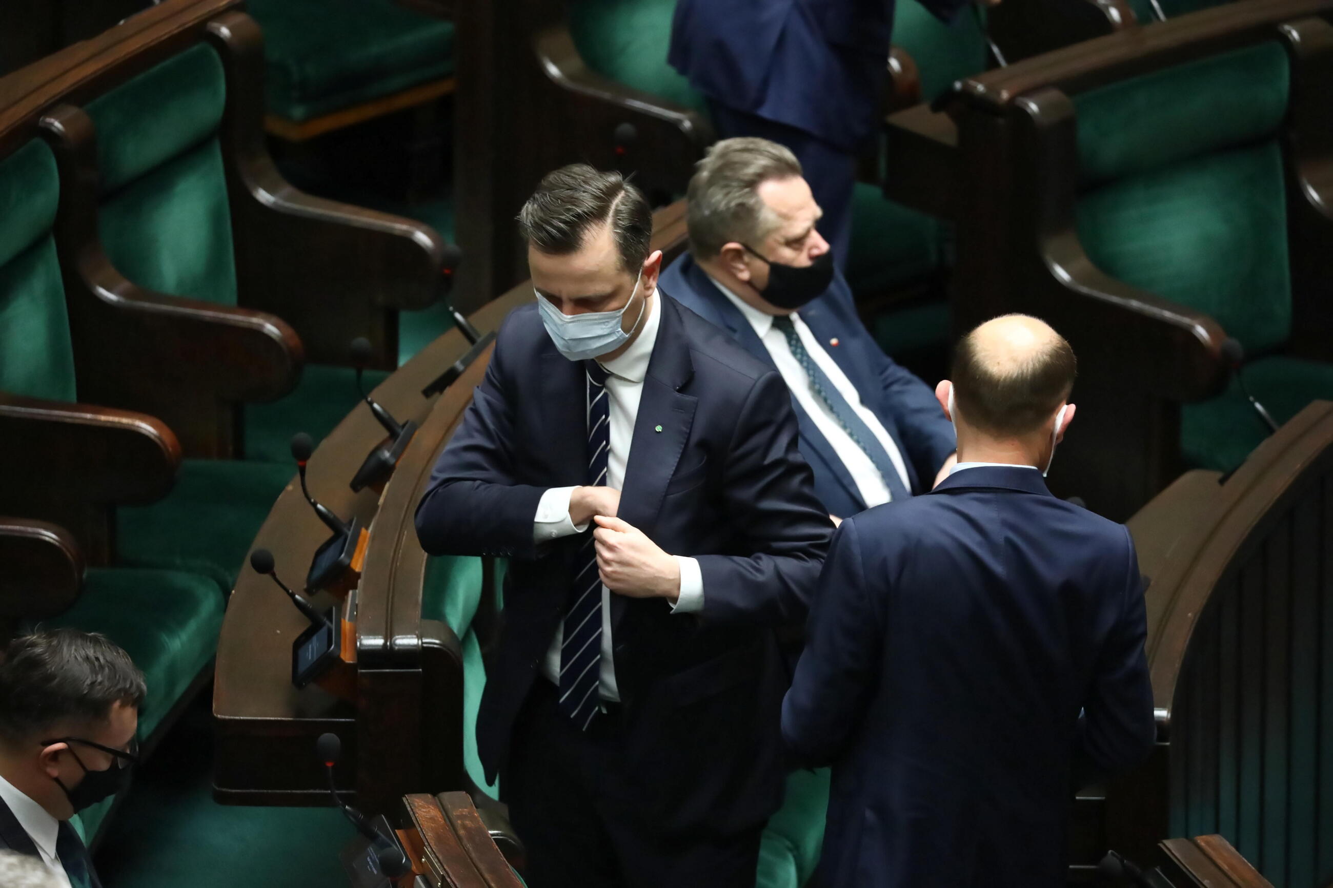 Prezes PSL Władysław Kosiniak-Kamysz (C-L) i poseł PiS Jarosław Zieliński (C-P) podczas posiedzenia Sejmu w Warszawie,