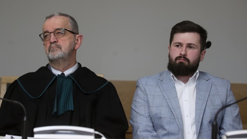 Sebastian Kościelnik (P) i adwokat Władysław Pociej