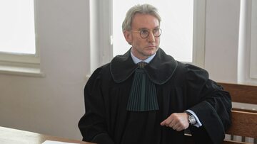 Mecenas Piotr Schramm na sali rozpraw w warszawskim sądzie