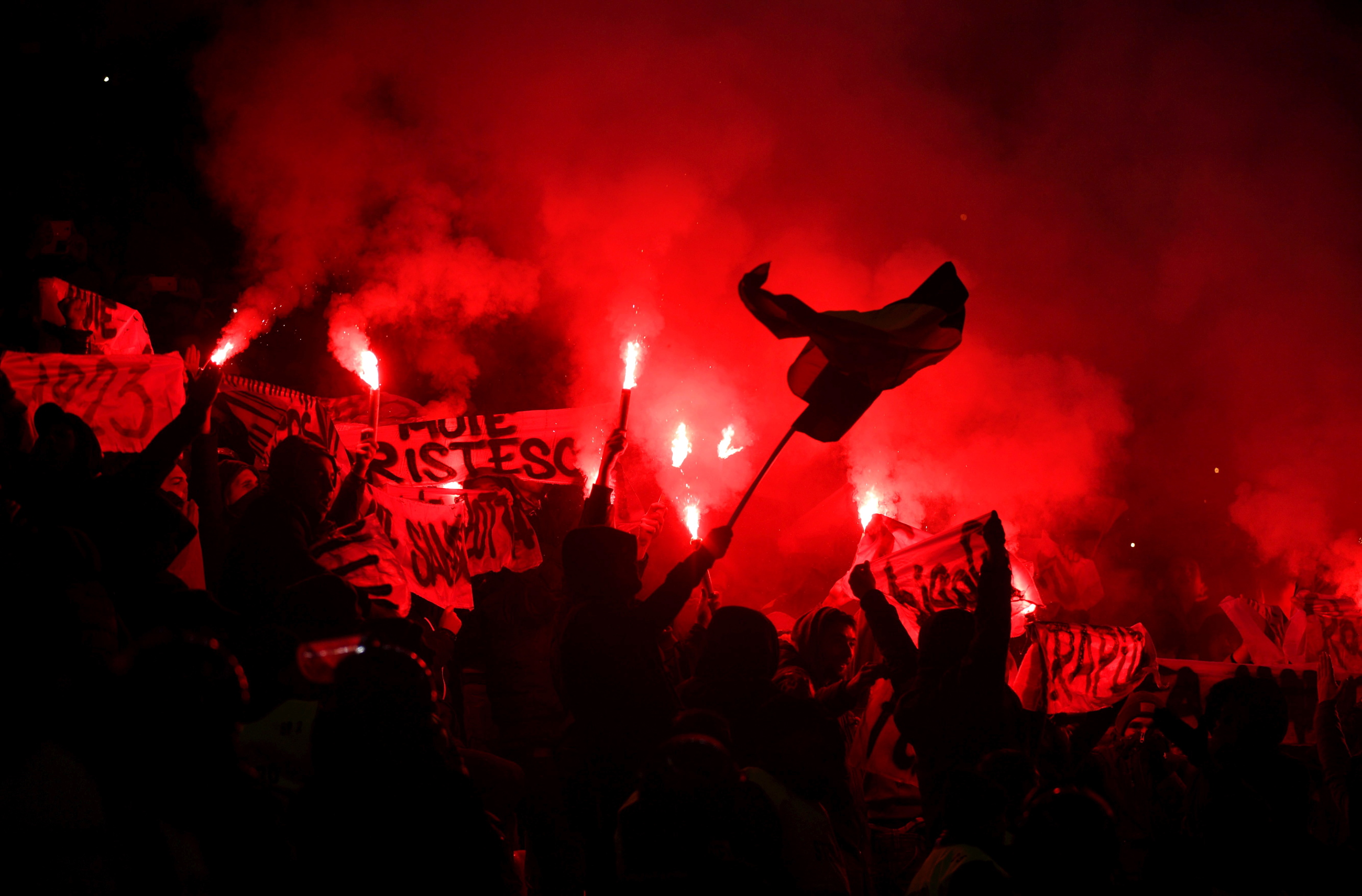 Rumuńscy pseudokibice podczas meczu Polska-Rumunia