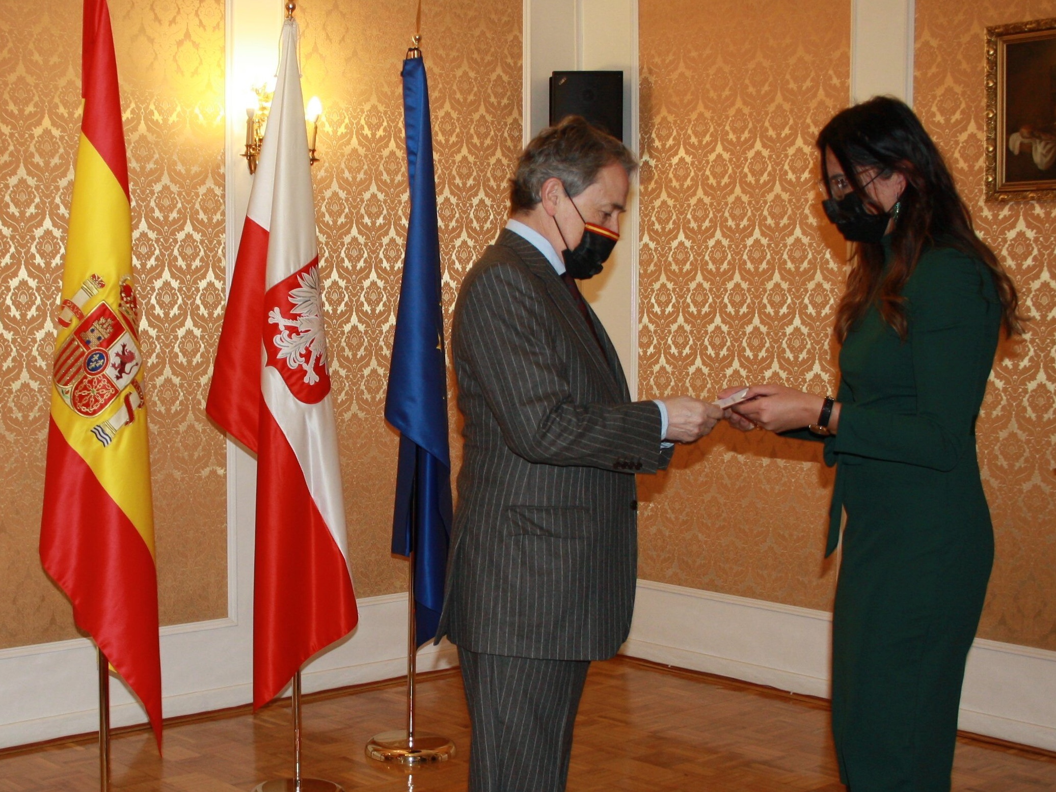 Ambasada Polski w Madrycie. Uroczystość wręczenia Krzyża Kawalerskiego Orderu Zasługi RP- eurodeputowanemu Hermannowi Tertschowi del Valle-Lersundi.