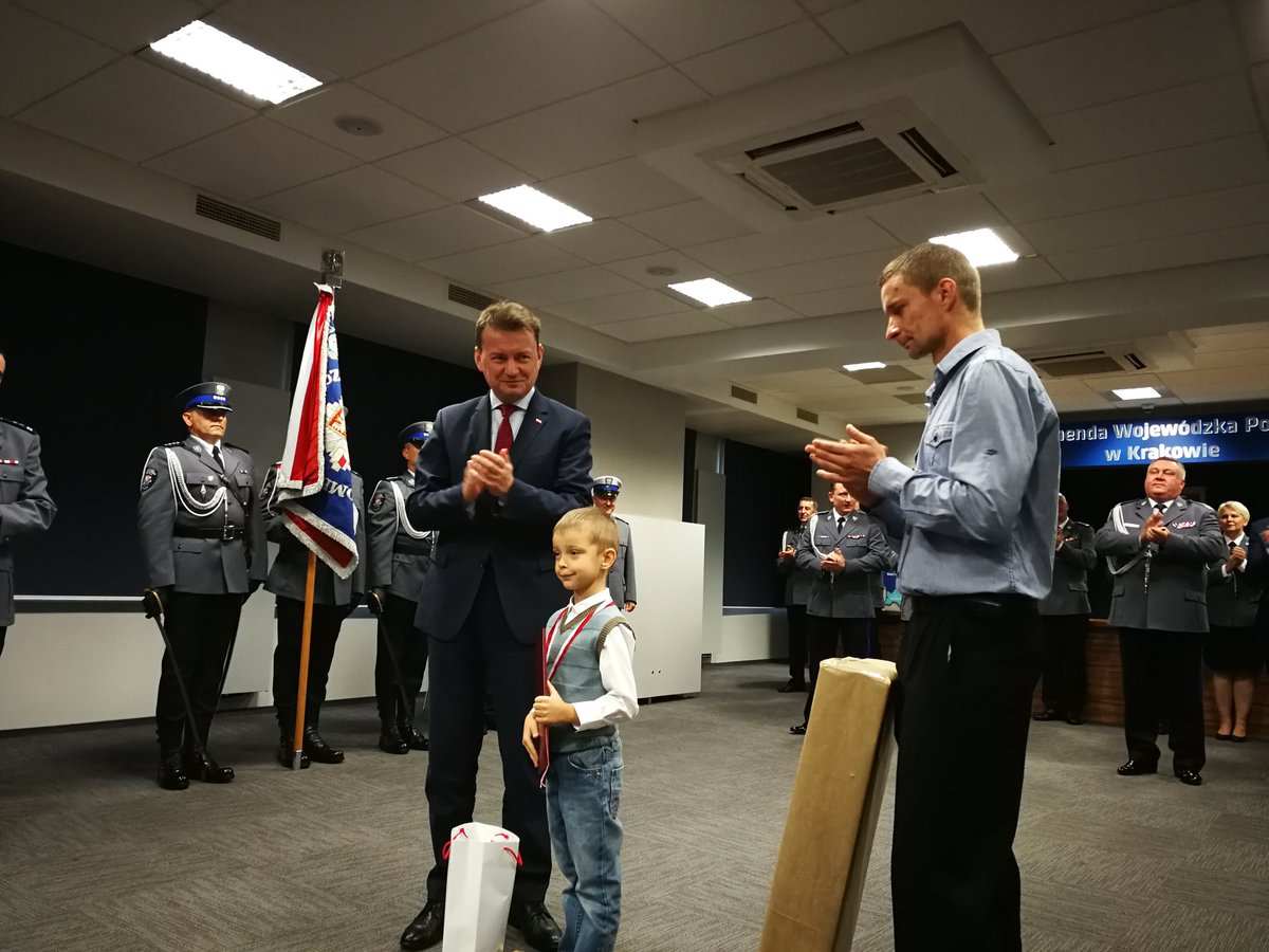 Mariusz Błaszczak wręczył 6-letniemu Bartkowi medal "Młody Bohater"