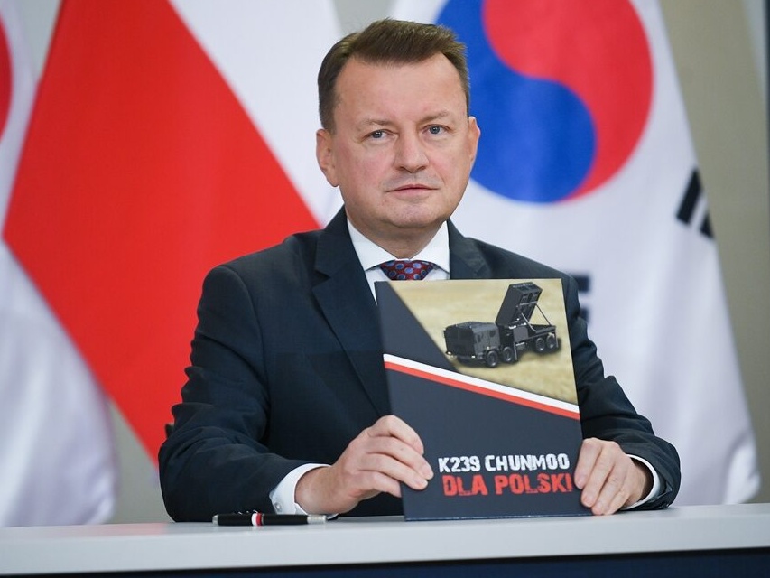 Wicepremier, minister obrony narodowej Mariusz Błaszczak podczas podpisania umowy na koreańskie wyrzutnie Chunmoo