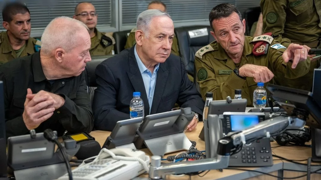 Premier Izraela Benjamin Netanjahu (w środku) podczas spotkania z przedstawicielami armii i resortu obrony