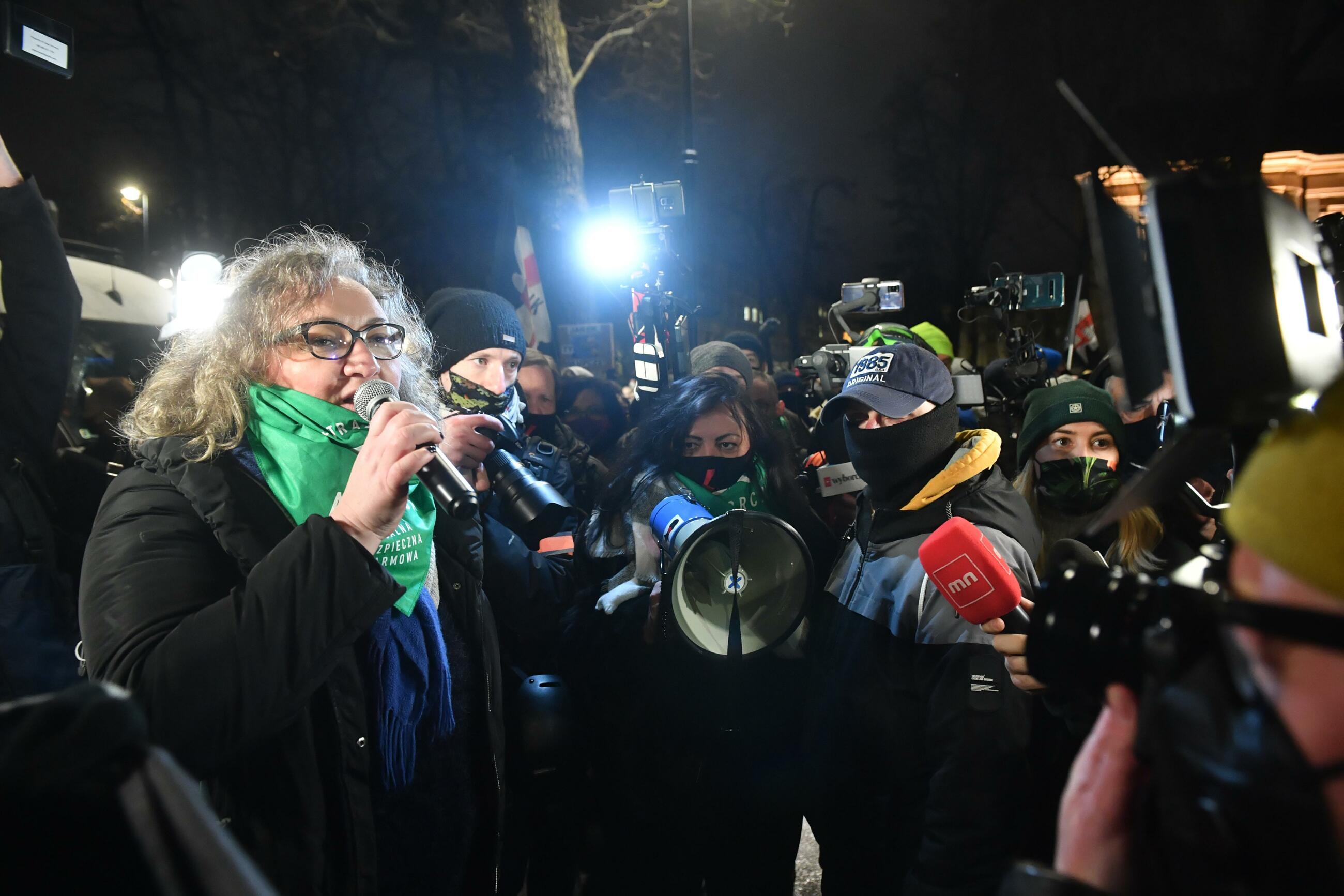 Liderka Strajku Kobiet Marta Lempart (L) podczas demonstracji przeciwko zaostrzeniu prawa aborcyjnego, 27 bm. przed Trybunałem Konstytucyjnym w Warszawie.