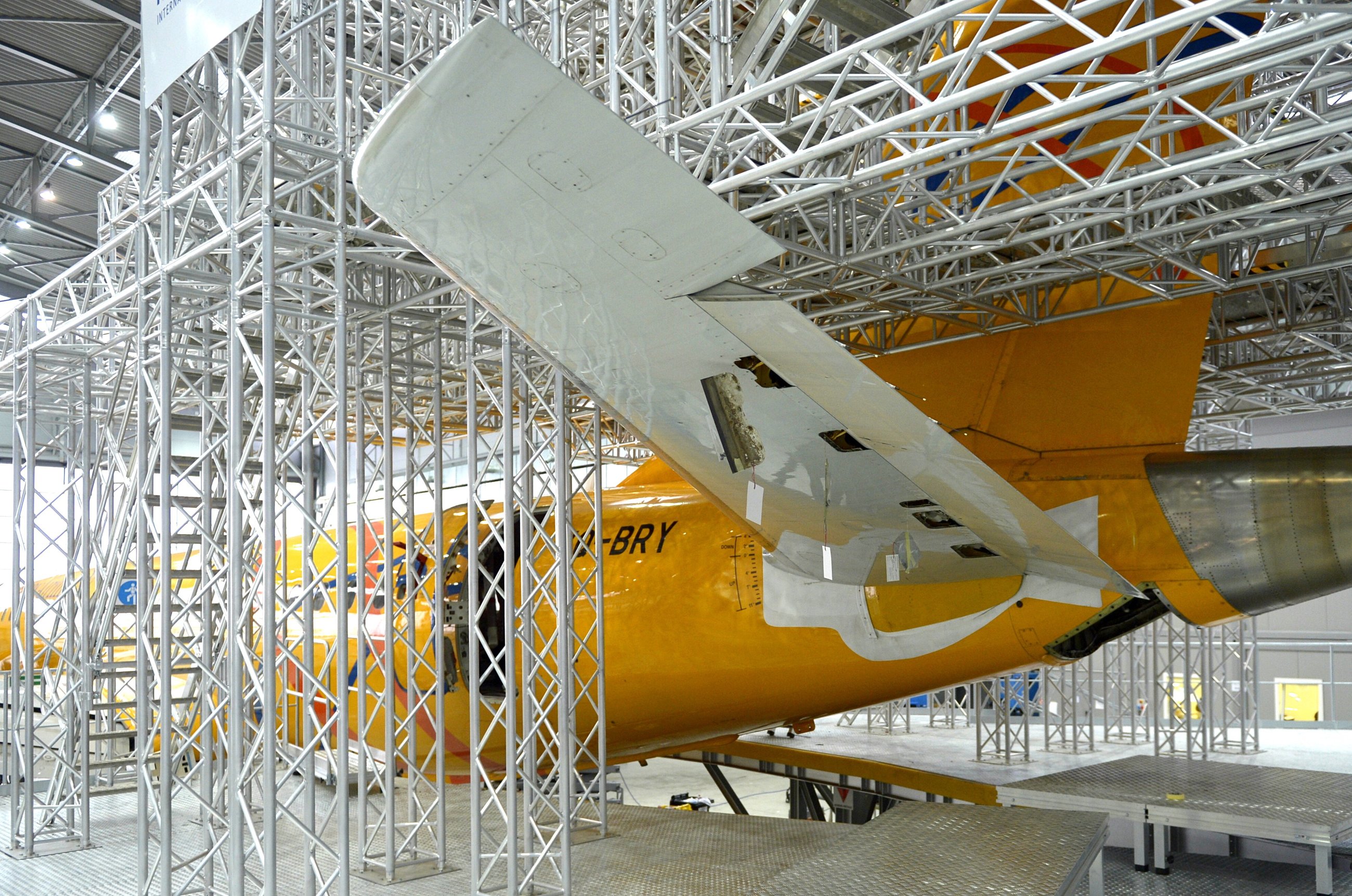 Przegląd należącego do rosyjskiej linii Saratov Airlines samolotu Embraer 195 w bazie, na lotnisku w podrzeszowskiej Jasionce