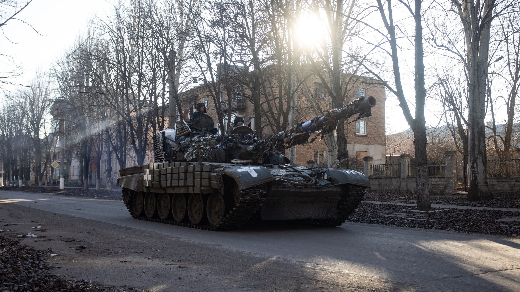 Bachmut, Ukraina, 06.12.2022. Na zdjęciachukraińskie wojsko w zniszczonej w rosyjskich atakach miejscowości Bachmut w Donieckim Zagłębiu Węglowym