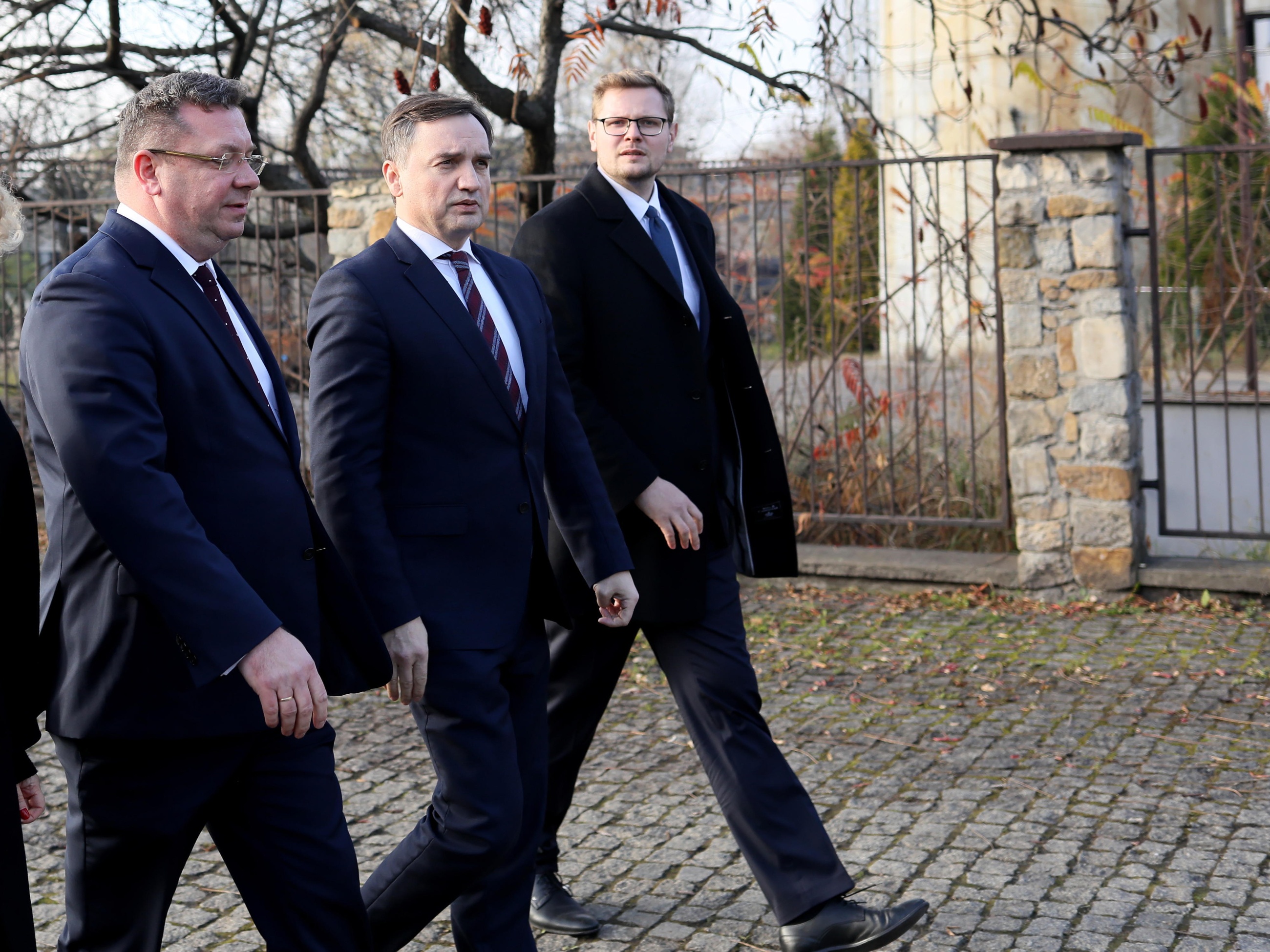 Minister sprawiedliwości, prokurator generalny Zbigniew Ziobro (2P), sekretarz stanu w Ministerstwie Sprawiedliwości Michał Woś (P), minister-członek Rady Ministrów Michał Wójcik (2L)