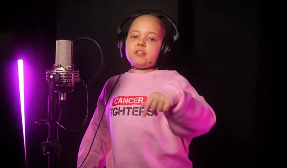 Maja Mecan w utworze "Ciągle tutaj jestem (diss na raka)"